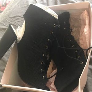 Black wedges